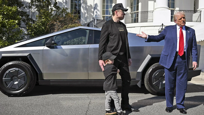 trump-musk-tesla-lefkos-oikos-2025-03-11_0.jpg