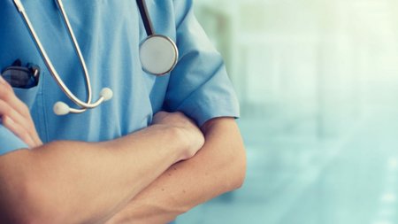 theloun-tis-afxiseis-arnoyntai-to-penalti-gia-tis-kairarikes-ti-antiproteinoun-oi-giatroi-2048x1360