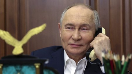 putin-xamogelo-tilefono