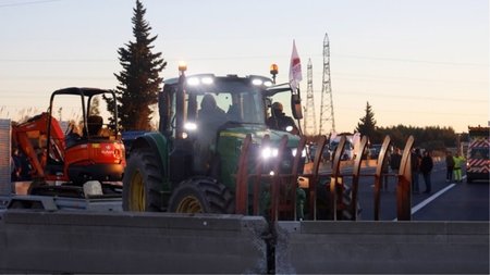 Galia_Trakter_Agrotes_Kinitopiisis_ape