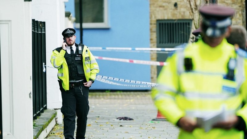 skynews-police-officers-ladbroke-grove_6757499 (1)