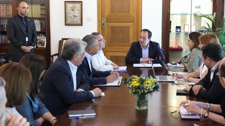 γνωμοδοτικό