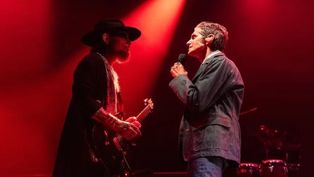 Perry-Farrell-Punches-Dave-Navarro-at-Janes-Addiction-Reunion-Concert-02-2024