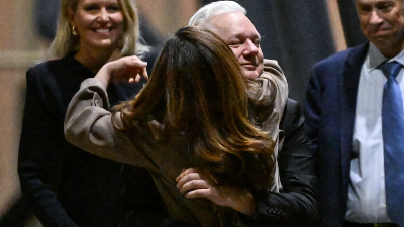 assange-wife-mk