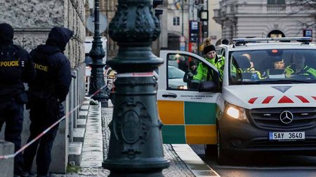 2023-12-22T081256Z_1102636332_RC2725ANS612_RTRMADP_5_CZECH-SHOOTING-2