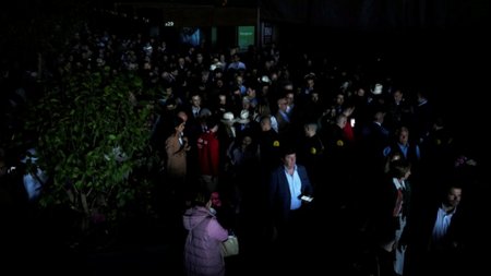 AP25118443354651-2-768x512