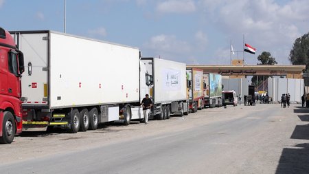 231020103423_27828007-Aid-convoy-awaits-the-opening-of-Rafah-crossing-with-Gaza