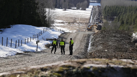 finland-russia-border-fence.jpg