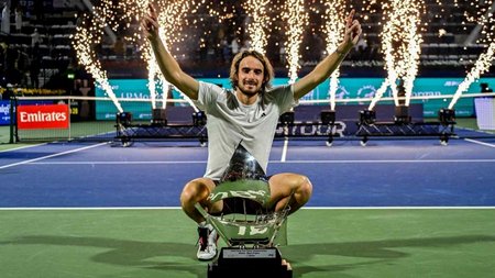 tsitsipas-dubai-2025-trophy