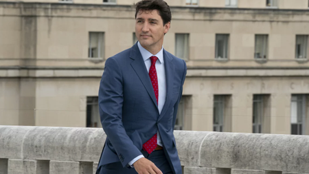 trudeau-koympomeno-sakaki-kokkini-gravata.jpg