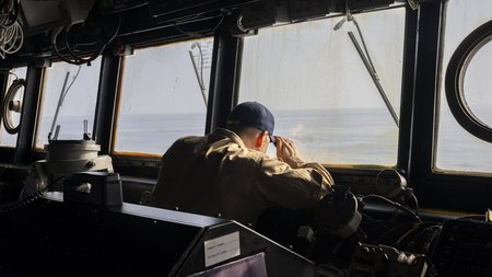 erythra-thalassa-ploio-naytis