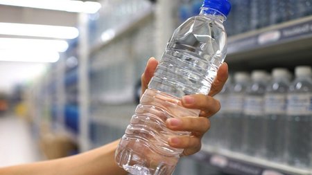 plastiko-mpoukali-nerou