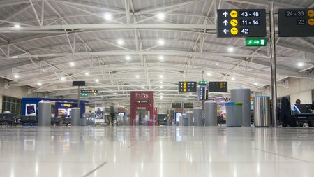 airport-larJJHKHIUnaka